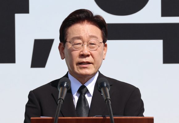 On the 12th anniversary of the Sewol ferry disaster, Lee said, “We will create a country that protects its people.” Nodo: “We will create a safe society” [Today Yeouido Sketch]