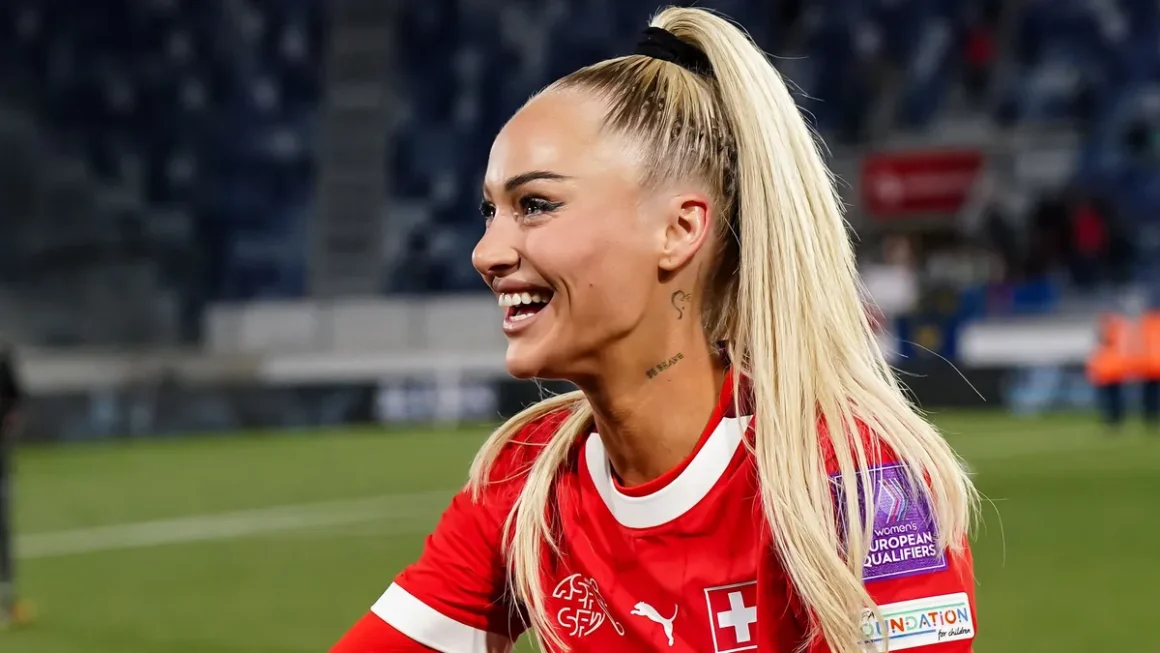 Forró csók a kanapén, lesd meg Alisha Lehmannt új pasijával