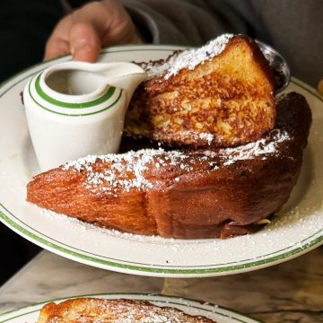 Francuski tost punjen jagodama i krem sirom je naš omiljen doručak, donosimo recept
