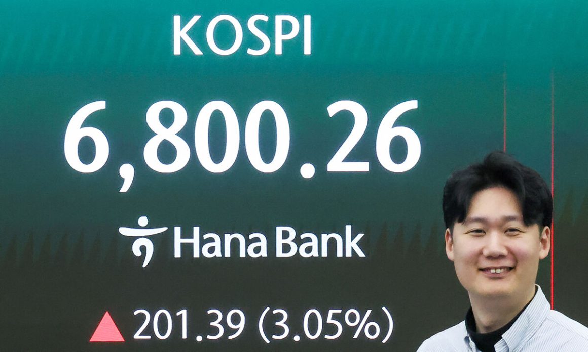 kospi-breaks-through-6800-intraday-breaking-record-high-sk-hynix-up-7.jpg KOSPI breaks through 6800 intraday, breaking record high… SK Hynix up 7%