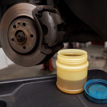 Vibrații după schimbul de discuri și plăcuțe: când problema nu e la frâne, ci la roți sau butuci