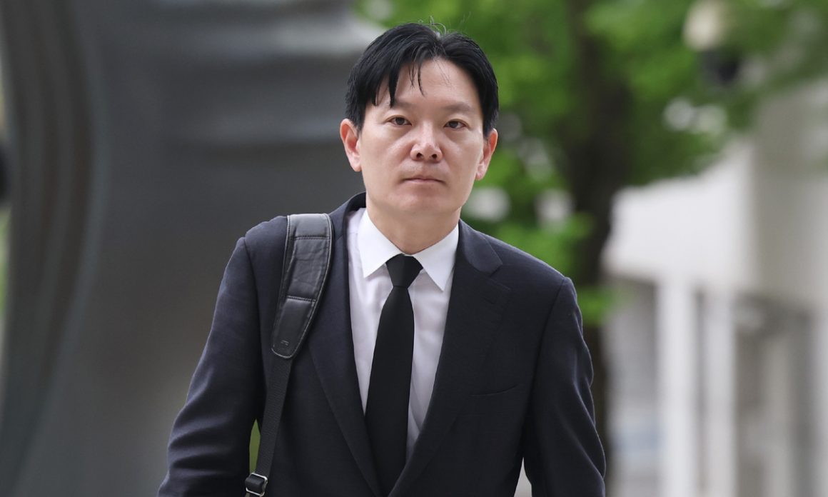 Prosecutor Park Sang-yong, who appeared at the Supreme Prosecutor’s Office, “It’s not true that there was a salmon drinking party. I need a chance to explain myself.”