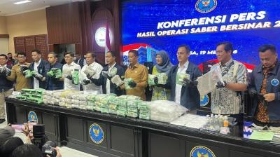 siti-mawarnis-viral-song-sindir-backing-drug-dealers-bnn-holds-operation-shining-sabe6a0c2af27b340.jpg Siti Mawarni’s Viral Song Sindir Backing Drug Dealers, BNN Holds Operation Shining Saber Seizes Hundreds of Kg of Narcotics