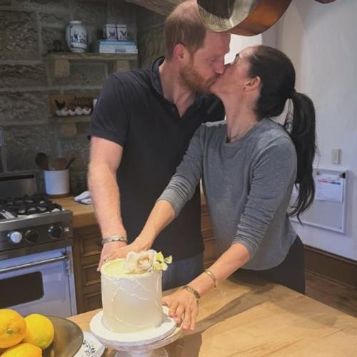 prince-harry-and-meghan-duchess-of-sussex-recreate-wedding-cake-for-anniversary.jpg Prince Harry and Meghan, Duchess of Sussex recreate wedding cake for anniversary